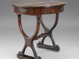 une petite table en bois à deux pieds, avec un plateau en marbre