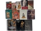 un grand nombre de livres posés sur une table