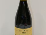 la bouteille de vin rouge est posée sur la table
