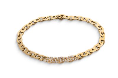 un bracelet en chaîne d'or avec un fermoir en diamant