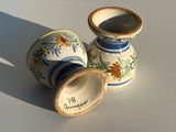 deux vases posés sur une table