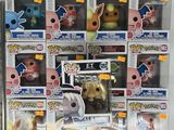 Il y a beaucoup de figurines Pop Vinyl Pokémon exposées dans le magasin.