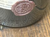 une bouteille de vin posée sur une table