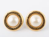 une paire de boucles d'oreilles en or et perles