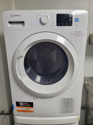 une photo d'un lave-linge et d'un sèche-linge dans une buanderie