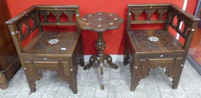 deux chaises en bois et une table dans une pièce dont l'un des murs est rouge
