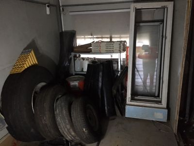 1 lot de roues, pneus et revêtement en rouleau.