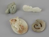 trois figurines en jade représentant des animaux et un oiseau
