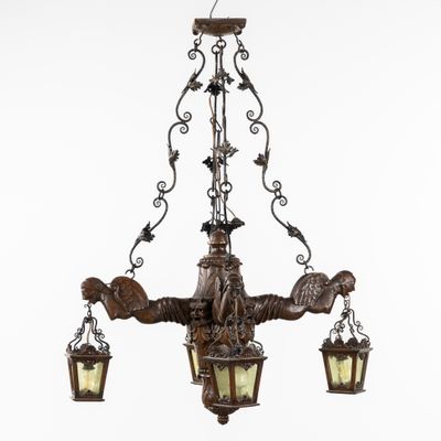 Grand lustre en bois sculpté avec des gargouilles et des lan…