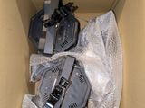 une boîte en carton contenant quelques appareils électroniques