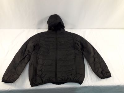 La veste est noire et comporte une capuche qui y est intégrée.