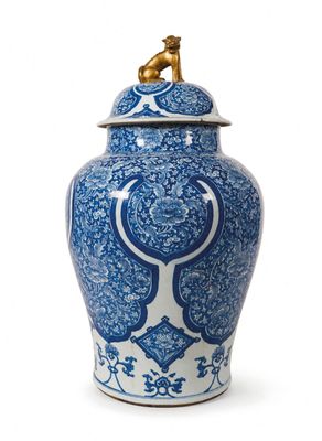 pot à gingembre bleu et blanc surmonté d'un singe doré
