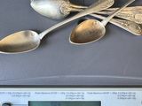 des cuillères et des cuillères à soupe posées sur une balance numérique