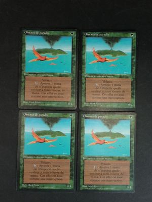 quatre cartes de jeu sont posées sur une surface noire