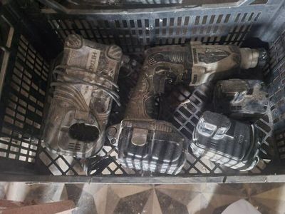 un panier rempli d'objets divers posé sur un sol carrelé