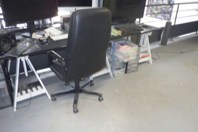 un bureau sur lequel sont posés deux écrans d'ordinateur et un clavier