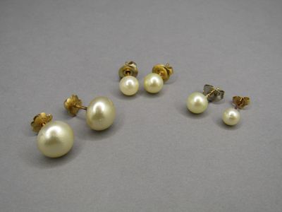 trois paires de boucles d'oreilles en perles et une paire de boucles d'oreilles en or