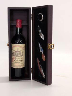 une bouteille de vin dans un coffret en bois avec un tire-bouchon