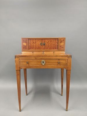 Bonheur du jour en bois naturel à décor de filets, chevrons …