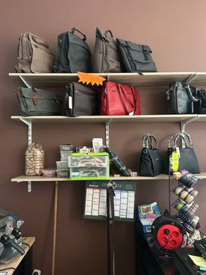 de nombreux sacs sur les étagères de la pièce