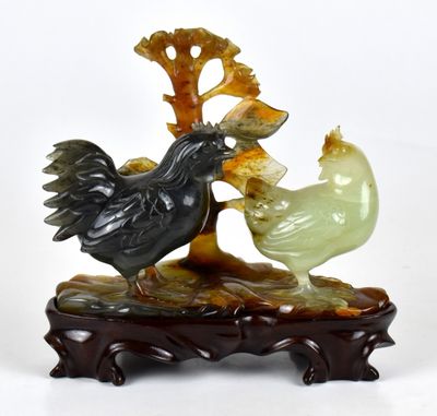 Sculpture chinoise en jade représentant un coq et une poule, posée sur un socle