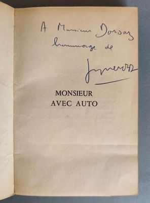 un gros plan sur un livre portant des inscriptions, posé sur une table