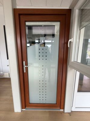 une porte vitrée au milieu d'un couloir