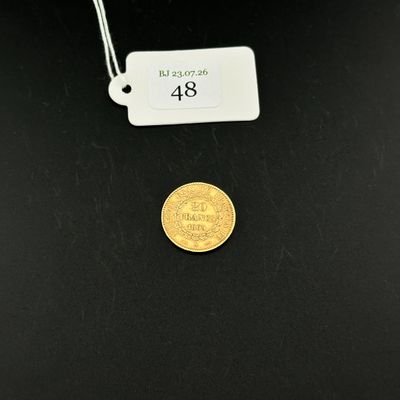 gros plan d'une pièce d'or portant une étiquette de prix