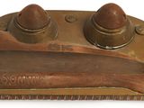 une brosse marron et un peigne marron sur un fond blanc