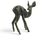 une image représentant une statue en bronze d'un cerf sur fond blanc
