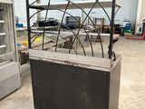 une photo d'une vitrine dans un entrepôt, dotée d'une structure métallique
