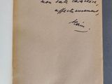 un livre ouvert, sur lequel on peut lire des notes manuscrites, posé sur une table