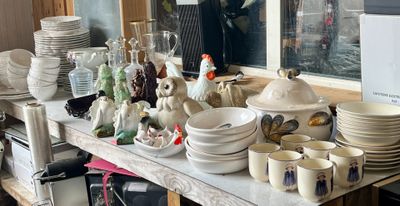 plusieurs assiettes et bols sur une table dans une pièce