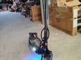 un scooter posé par terre dans un entrepôt