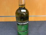 une bouteille de whisky à la Chartreuse posée sur une table