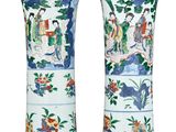 paire de vases chinois ornés de figures et de fleurs peintes