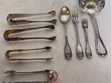beaucoup de cuillères en argent et de cuillères à soupe sur la table