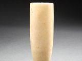 un vase blanc posé sur une table sur fond noir