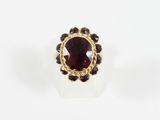 Gros plan sur une bague contenant une pierre rouge