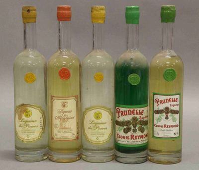 quatre bouteilles d'alcool aux saveurs différentes alignées les unes à côté des autres