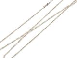 un gros plan d'un collier de perles blanches sur fond blanc
