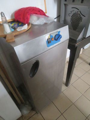 une photo d'une cuisine avec une cuisinière et une machine à laver