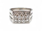 une image représentant une bague sertie de diamants sur fond blanc