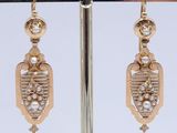 paire de boucles d'oreilles couleur or ornées de perles, montées sur un support plaqué or