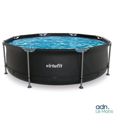 une photo d'une piscine entourée d'une structure métallique