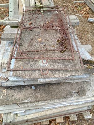 une grille métallique posée sur une dalle en béton