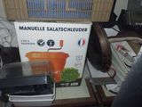 une boîte posée sur une table, dans laquelle se trouve un mixeur