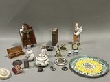 un grand nombre d'objets posés sur une table