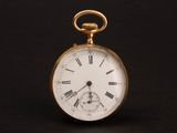 une montre de poche en or avec des chiffres romains