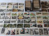 beaucoup de vieilles cartes postales sur la table